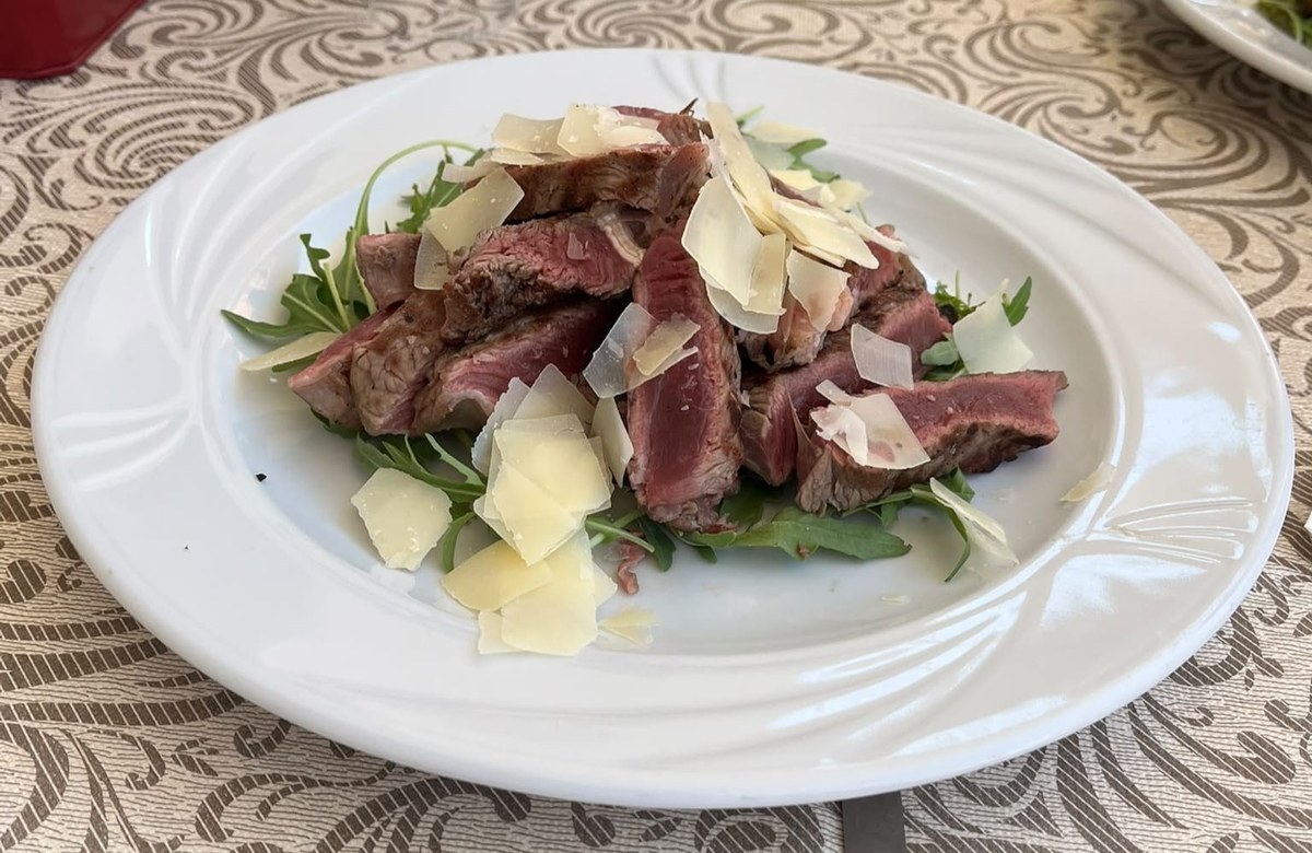 Tagliata di manzo con rucola e grana